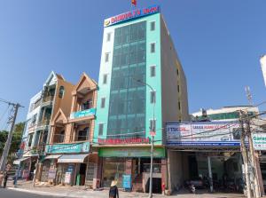 un edificio alto en la esquina de una calle en Bamboo Hotel, en Vung Tau