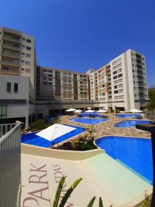 リオ・ケンテにあるPark Veredas Resortの一部の建物の前に大きなスイミングプールがあります。