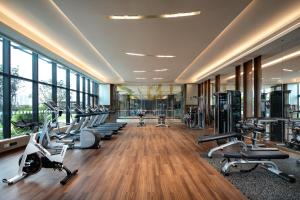 un gimnasio con cintas de correr y equipo cardiovascular en un edificio en Holiday Inn Shunde, an IHG Hotel, en Shunde