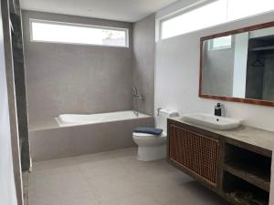 Baðherbergi á Cebu R Resort Tabuelan