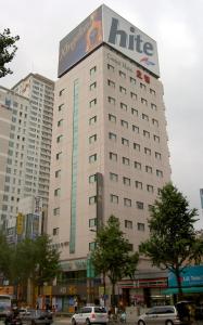 un gran edificio con un cartel encima en Busan Central Hotel, en Busan