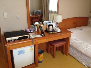 Postel nebo postele na pokoji v ubytování Busan Central Hotel