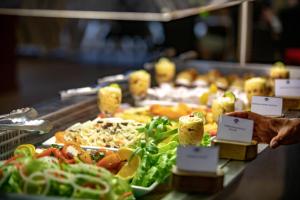 戈罗卡天堂鸟酒店的自助餐,展示了多种不同类型的食物