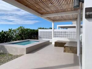 Sundlaugin á Cebu R Resort Tabuelan eða í nágrenninu
