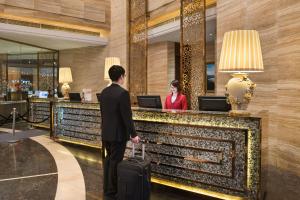 ล็อบบี้หรือแผนกต้อนรับของ Crowne Plaza Shanghai Noah Square, an IHG Hotel