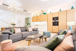 salon z kanapą i stołem w obiekcie Espectacular casa de 6 dormitorios, 7 banos y 2 terrazas w Sewilli