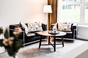 sala de estar con sofá y mesa en Parkhotel FRITZ am Brunnen, en Schwelm