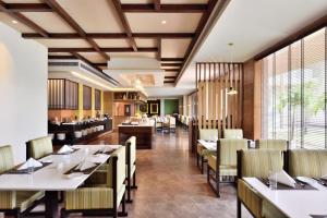 En restaurang eller annat matställe på Radisson Blu Plaza Resort & Convention Centre Karjat