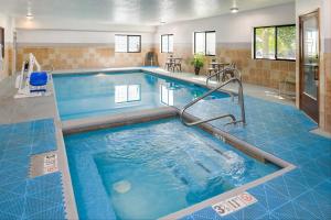 uma grande piscina com azulejos azuis no chão em Holiday Inn Express & Suites Alamosa, an IHG Hotel em Alamosa