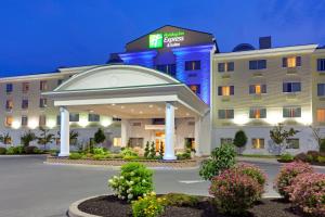 Imagen de la galería de Holiday Inn Express Hotel & Suites Watertown - Thousand Islands, an IHG Hotel, en Watertown