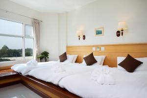 Postel nebo postele na pokoji v ubytování Kanchanaburi City Hotel
