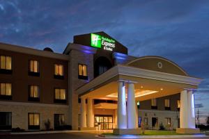 アマリロにあるHoliday Inn Express Hotel & Suites Amarillo South, an IHG Hotelの看板が上のホテルの建物