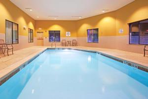 una grande piscina con acqua blu in una camera d'albergo di Holiday Inn Express Hotel & Suites Amarillo South, an IHG Hotel ad Amarillo