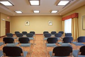 Konferenční prostory v ubytování Holiday Inn Express Hotel & Suites Amarillo South by IHG + 17 fotografií