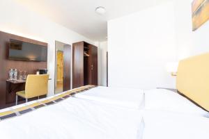 Postel nebo postele na pokoji v ubytování Hotel Rheinfelderhof