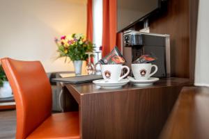 Příslušenství pro přípravu čaje a kávy v ubytování Hotel Rheinfelderhof