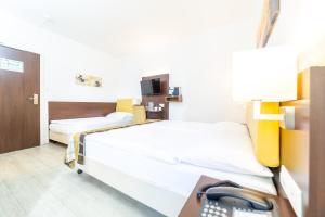 Postel nebo postele na pokoji v ubytování Hotel Rheinfelderhof