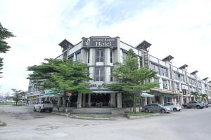 ein großes Hotel mit Autos auf einem Parkplatz in der Unterkunft Grand Kapar Hotel Klang Sentral in Klang