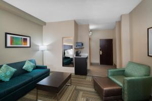 Predel za sedenje v nastanitvi Holiday Inn Express Hotel & Suites Ashland, an IHG Hotel