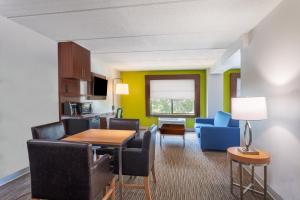 Ein Sitzbereich in der Unterkunft Holiday Inn Express & Suites Augusta West - Ft Gordon Area, an IHG Hotel
