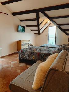 Zimmer mit 2 Betten und einem Sofa in der Unterkunft Villa Mihaela in Ičići