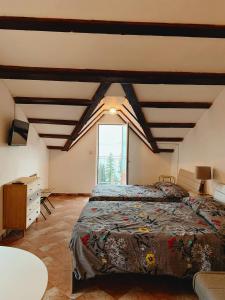 Un dormitorio con una cama grande y una ventana en Villa Mihaela, en Ičići