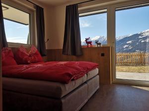 Schlafzimmer mit einem Bett und Bergblick in der Unterkunft Appartement Franz in Zell am Ziller