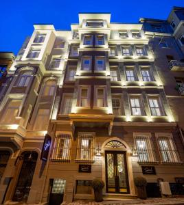 un edificio alto con luces en el costado. en The Soul Istanbul Hotel en Estambul