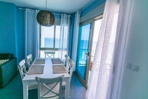 comedor con mesa y ventana grande en Apartamentos Mar Azul en La Manga, en La Manga del Mar Menor