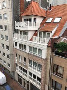 un edificio de apartamentos con balcones en un lateral en Residentie beethoven en Knokke-Heist