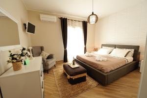 sypialnia z dużym łóżkiem i kanapą w obiekcie Terra Sinus Holiday House w mieście Terrasini