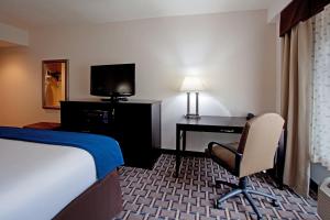 TV a/nebo společenská místnost v ubytování Holiday Inn Express Hotel & Suites Hope Mills-Fayetteville Airport, an IHG Hotel