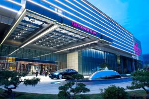a car parked in front of a building at Crowne Plaza Baoji City Center, an IHG Hotel in Baoji