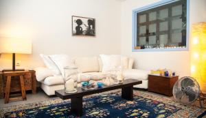 sala de estar con sofá blanco y mesa en Island View House, en Elounda