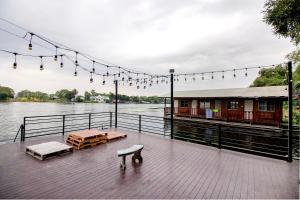 カンチャナブリにあるT & T Hostel Kanchanaburiのデッキ(ベンチ、照明、川付) +35枚の写真