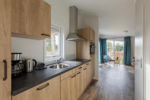 Η κουζίνα ή μικρή κουζίνα στο Welcome in - Chalet Vakantiepark Fort den Haak - huisdier toegestaan