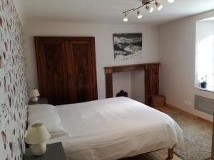 Un dormitorio con una gran cama blanca y una ventana en Great house in center of Luz St Sauveur, en Luz-Saint-Sauveur