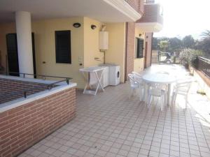 un patio con tavolo e sedie in una casa di La casa di Giò ad Alba Adriatica