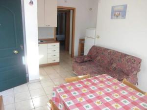 un soggiorno con un tavolo e un divano di La casa di Giò ad Alba Adriatica