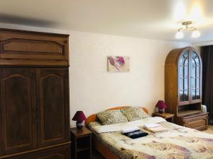 Un pat sau paturi într-o cameră la Apartment on Revolutsii 26 studia