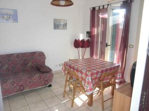 un soggiorno con un tavolo e un divano di La casa di Giò ad Alba Adriatica