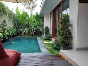 Der Swimmingpool an oder in der Nähe von The Satya Villa