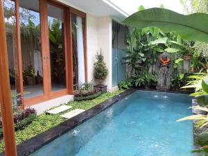 Der Swimmingpool an oder in der Nähe von The Satya Villa