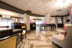 Posezení v ubytování Crowne Plaza Saddle Brook by IHG