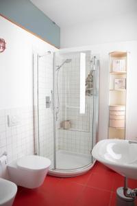 e bagno con doccia, servizi igienici e lavandino. di IseoLakeRental - Casa Stella d'Acqua a Sulzano