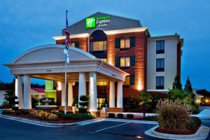 un hotel con vistas frontales a la posada y suites hampton en Holiday Inn Express Hotel & Suites McDonough, an IHG Hotel, en McDonough