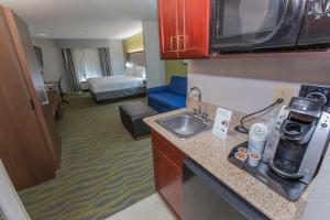 Cuina o zona de cuina de Holiday Inn Express Hotel & Suites McDonough, an IHG Hotel