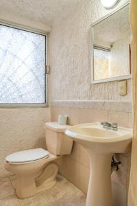 
A bathroom at Capital O Farallon Inn
