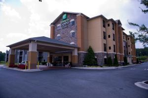 um hotel com um parque de estacionamento em frente em Holiday Inn Express Hotel & Suites Atlanta East - Lithonia, an IHG Hotel em Lithonia