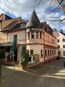 un bâtiment avec toit dans une rue dans l'établissement Gästehaus Präsenzhof, à Bensheim